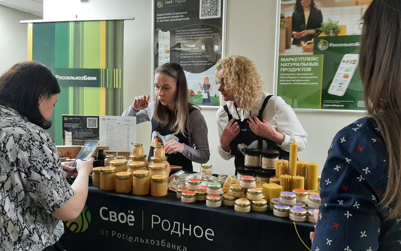 Учебно-опытное хозяйство «Солнечное» Палкинского района представило свою продукцию на "Вкусной пятнице" в РСХБ (Псков)